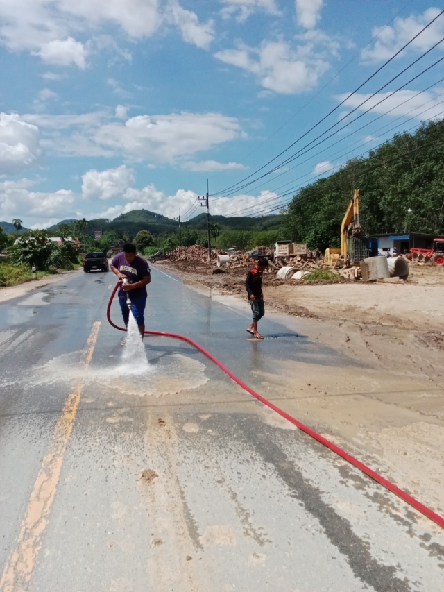 วันพุธที่ 23 สิงหาคม 2566#ลงพื้นที่ ล้างทำความสะอาดถนนหน้าลานไม้พาเจริญ (พื้นที่ อบต.พิปูน ตำบลพิปูน
