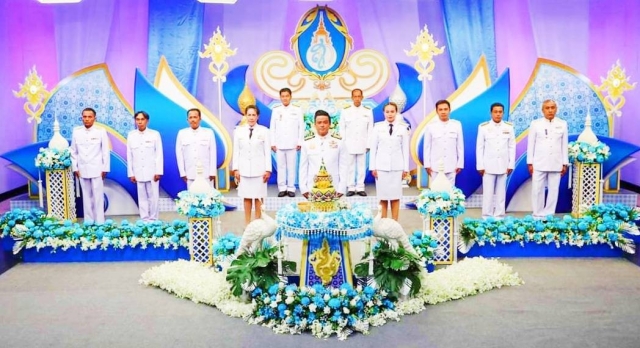 ผองผสก กราบบังคม บรมนาถ เบื้องพระบาท พระมิ่งฟ้า โสภาสมัย   น้อมจิตภักดิ์ ด้วยรักยิ่ง กว่าสิ่งใด     